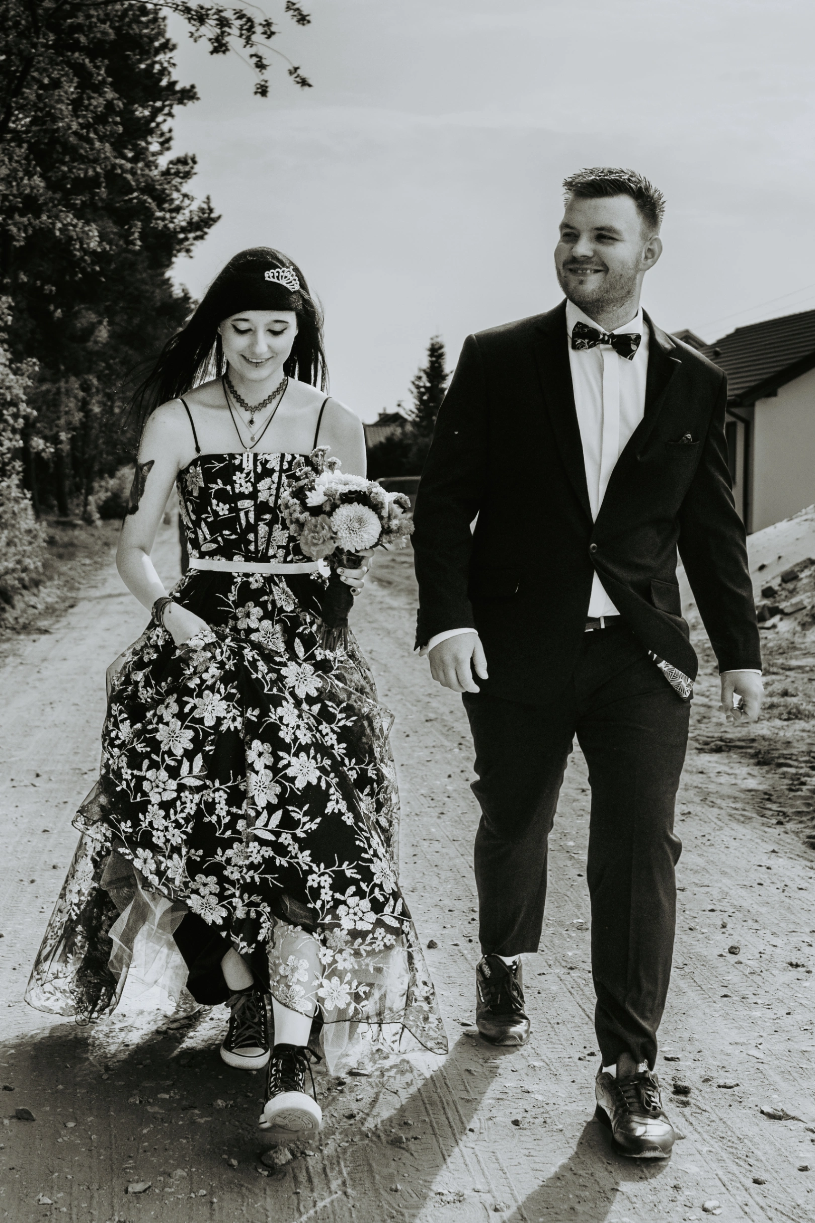 Zuzanna i Dominika na leśnym runie